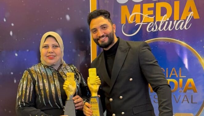 اسلام سامي يكرم بجائزه أفضل محتوي كوميدي في مهرجان السوشيال ميديا بالاسكندريه