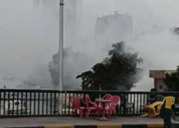 حريق في مركب عائم على كورنيش النيل في القاهرة: قوات الحماية المدنية تتدخل للسيطرة على الوضع.