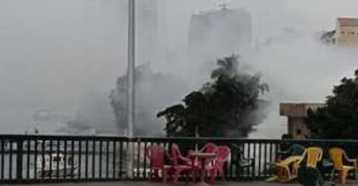 حريق في مركب عائم على كورنيش النيل في القاهرة: قوات الحماية المدنية تتدخل للسيطرة على الوضع.