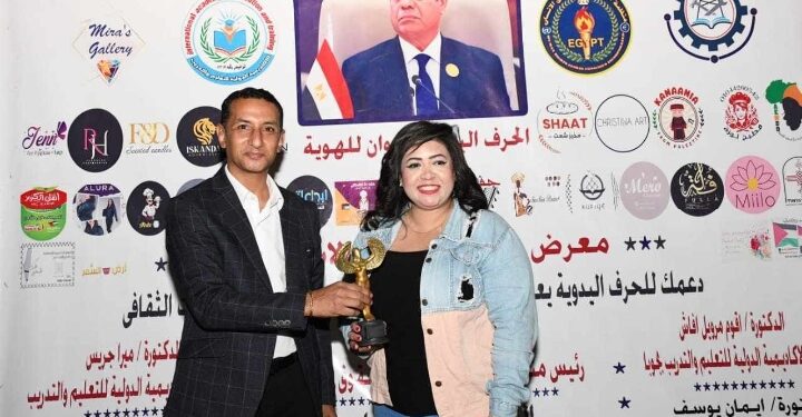 الدكتور مينا يوحنا يكرم النجمة مها ضاحي في معرض “ميرا”تحت رعاية الرئيس السيسي تقديرًا لإبداعها الفني