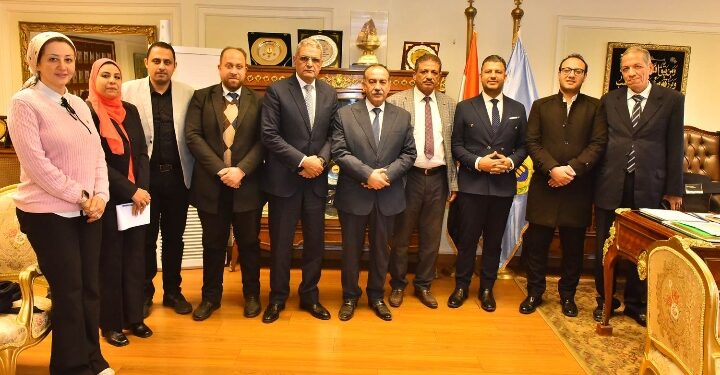 محافظ أسيوط يلتقي وفد المجلس القومي لحقوق الإنسان لبحث سبل التعاون في تعزيز الحقوق الاقتصادية للفئات الأولى بالرعاية