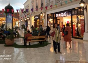 رجل الأعمال سيد الجارحي في كندا لقضاء شهر العسل