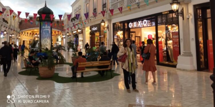 رجل الأعمال سيد الجارحي في كندا لقضاء شهر العسل