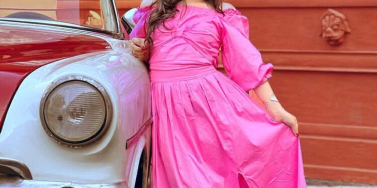 رجل الأعمال سيد الجارحي يشيد بعارضة الأزياء الطفلة ريماس الورداني