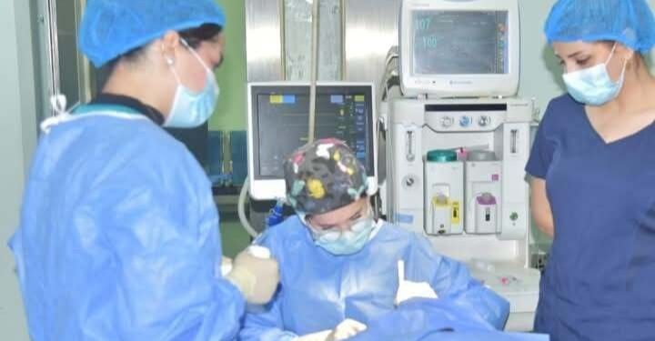 فريق طبي يجري عملية رفع ورم سرطاني مع ترقيع جلدي