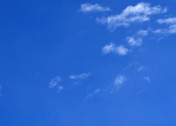 لماذا السماء أكثر زرقة في فصل الشتاء عكس بقية أيام السنة؟!