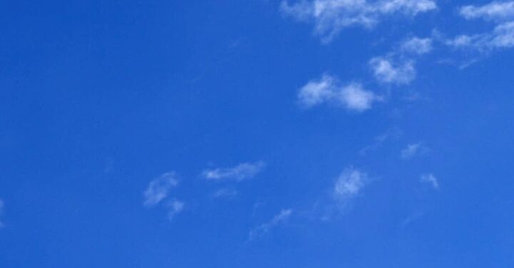 لماذا السماء أكثر زرقة في فصل الشتاء عكس بقية أيام السنة؟!