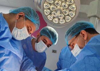 فريق طبي ينجح بإجراء عملية لمريضة تبلغ من العمر 47 عام