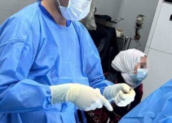 فريق طبي في مستشفي يجري عملية تثبيت كسر عظمي الساق نتيجة تعرضه لشدة خارجية