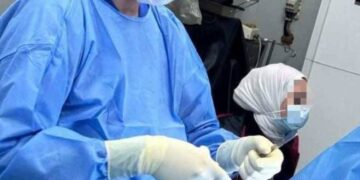 فريق طبي في مستشفي يجري عملية تثبيت كسر عظمي الساق نتيجة تعرضه لشدة خارجية