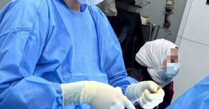 فريق طبي في مستشفي يجري عملية تثبيت كسر عظمي الساق نتيجة تعرضه لشدة خارجية