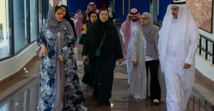 وفد من جامعة الأعمال والتكنولوجيا في زيارة لمعرض “الجمل عبر العصور “