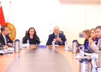 أكد الدكتور محمد ممدوح عضو المجلس القومي لحقوق الإنسان ، رئيس اللجنة الاقتصادية بالمجلس، أن الاجتماع الأخير الذي عُقد لمناقشة مسودة قانون العمالة المنزلية يُمثل لحظة فارقة في مسيرة حماية حقوق الإنسان في مصر، مشيدًا بالنهج التشاوري الذي اتبعته وزارة العمل بقيادة الوزير محمد جبران، والذي جمع كافة الأطراف المعنية لضمان صياغة قانون متوازن وشامل