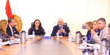 أكد الدكتور محمد ممدوح عضو المجلس القومي لحقوق الإنسان ، رئيس اللجنة الاقتصادية بالمجلس، أن الاجتماع الأخير الذي عُقد لمناقشة مسودة قانون العمالة المنزلية يُمثل لحظة فارقة في مسيرة حماية حقوق الإنسان في مصر، مشيدًا بالنهج التشاوري الذي اتبعته وزارة العمل بقيادة الوزير محمد جبران، والذي جمع كافة الأطراف المعنية لضمان صياغة قانون متوازن وشامل