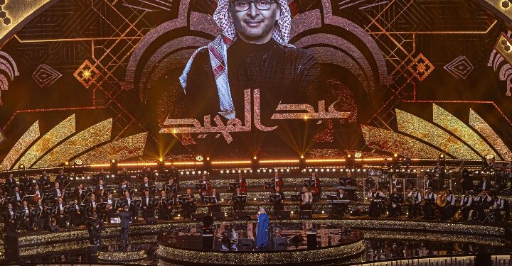 بحفل يفوق الخيال “ليلة عبد المجيد عبد الله” في موسم الرياض تؤكد انه حاله غنائية متفردة.. ويوجه رسالة للمستشار تركي آل الشيخ ويجيب عن لحن محمد عبده ويغني لاول مرة جديده مع روتانا