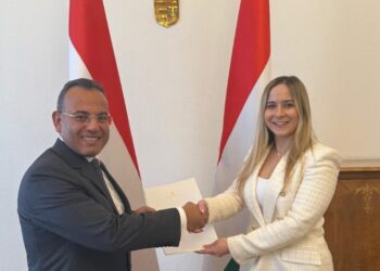 السفير أحمد فهمي يقدم أوراق اعتماده إلى السفيرة أنيت ڤارجا Anett Varga مديرة المراسم بوزارة الخارجية والتجارة المجرية