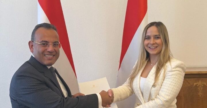 السفير أحمد فهمي يقدم أوراق اعتماده إلى السفيرة أنيت ڤارجا Anett Varga مديرة المراسم بوزارة الخارجية والتجارة المجرية