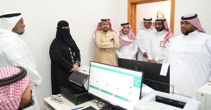 أكدت أن السلامة تأتي أولاً.. مدير عام تعليم جدة تتابع جاهزية غرفة الطوارئ