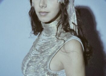 بخمس أغنيات مصورة.. ملك تخوض مغامرة الغناء بالعربي في ألبوم “ميراج