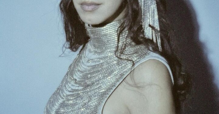 بخمس أغنيات مصورة.. ملك تخوض مغامرة الغناء بالعربي في ألبوم “ميراج