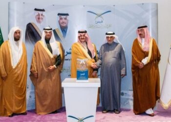 أمير المنطقة الشرقية يكرم الإعلامي زهير الغزال