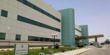 مستشفى الملك فيصل بالأحساء ينهي معاناة فتاة من انحناء العمود الفقري