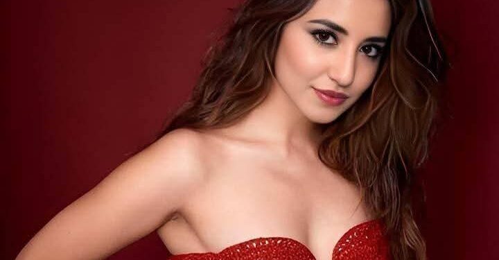 الأعلامية سلمى أحمد تبهر جمهورها باللون الأحمر على السوشيال ميديا