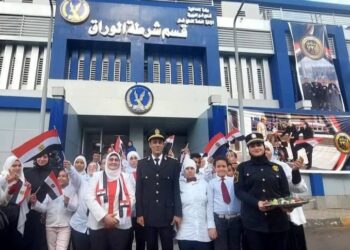 رسالة ود وحب … ضباط قسم الوراق يوزعون الورود والهدايا  علي المواطنين