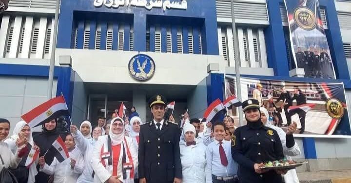 رسالة ود وحب … ضباط قسم الوراق يوزعون الورود والهدايا  علي المواطنين