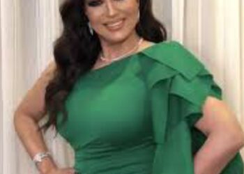 الفنانة القديرة وفاء عامر فنانة بدرجة أمتياز مع مع مرتبة الشرف