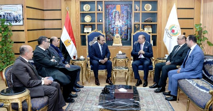 برعاية وزير التعليم العالي جامعة المنصورة تُكرم الفريق المشارك بإجراء أول عملية بالعالم لبناء صمامات الأورطى والرئوي بأنسجة ذاتية