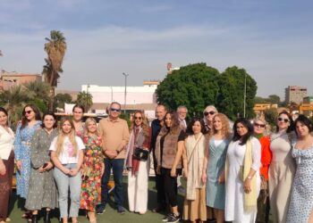 27 فنانة تشكيلية من 13 دولة يروجن للمزارات المصرية في رحلة خلابة من أسوان للأقصر