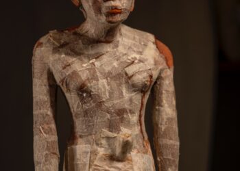 حواس رداً على ما أثير من شائعات وأكاذيب على وسائل التواصل الإجتماعي حول كسر نقبة (رداء) تمثال من الخشب أثناء الكشف عنه بسقارة