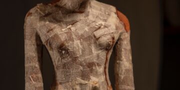 حواس رداً على ما أثير من شائعات وأكاذيب على وسائل التواصل الإجتماعي حول كسر نقبة (رداء) تمثال من الخشب أثناء الكشف عنه بسقارة