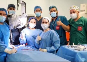 فريق طبي يجري عملية معقدة لطفل بعمر يوم واحد