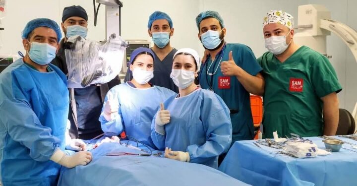 فريق طبي يجري عملية معقدة لطفل بعمر يوم واحد