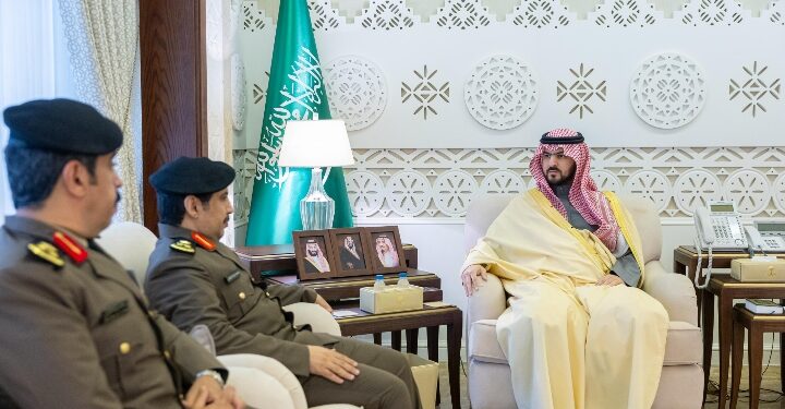 سمو نائب أمير الشرقية يستقبل مدير شرطة المنطقة ونائبه