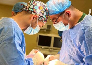 فريق طبي في مستشفى الصدر التعليمي ينجح بإجراء عملية معقدة لمريض يعاني من انزلاق غضروفي والتصاقات في الحبل الشوكي