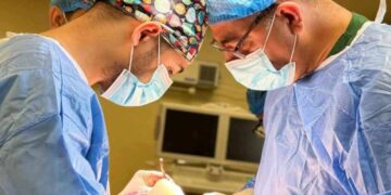 فريق طبي في مستشفى الصدر التعليمي ينجح بإجراء عملية معقدة لمريض يعاني من انزلاق غضروفي والتصاقات في الحبل الشوكي