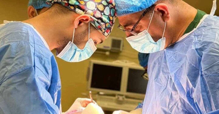 فريق طبي في مستشفى الصدر التعليمي ينجح بإجراء عملية معقدة لمريض يعاني من انزلاق غضروفي والتصاقات في الحبل الشوكي