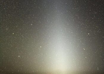 شاهد « ضوء البروج » يزين سماء المساء