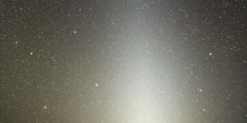 شاهد « ضوء البروج » يزين سماء المساء