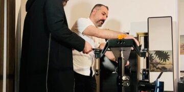 “مين يحضن البحر”… محمود محمود يبحر في تجربة سينمائية استثنائية