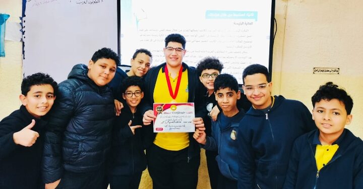 مدرسه طلائع المستقبل الخاصة باداره الدقى تكرم الطالب مالك أيمن محمد نور لفوزه فى بطوله كرة السرعة