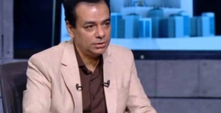 فنان وحكاية “يكشف السر الخفي للبوت الذي كان يرتديه عادل امام في أغلب أفلامه