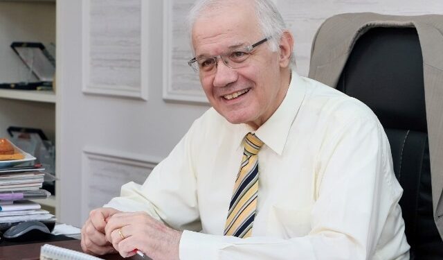 طالب بالجامعة المصرية الروسية وفريقه يفوزون فى مسابقة “كرياتيفا”