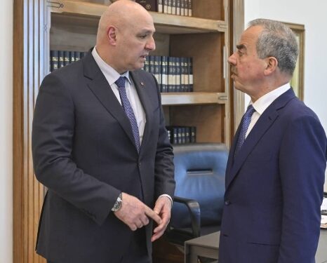 الرئيس اللبناني في تصريحات صحفية  يهوى الصيد والغطس و يسمع فيروز كل صباح