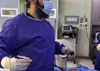 فريق طبي بمستشفي يجري عملية أزالة كيس مائي كبير عن الكبد لمريضة