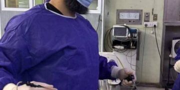 فريق طبي بمستشفي يجري عملية أزالة كيس مائي كبير عن الكبد لمريضة