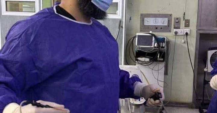 فريق طبي بمستشفي يجري عملية أزالة كيس مائي كبير عن الكبد لمريضة